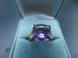 10K 4.6 GRAMS GORGEOUS AMETHYST PURPLE SHAPED STONE SIZE 7 RING